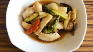 獅門酒楼　赤イカとアスパラの黒胡椒炒め